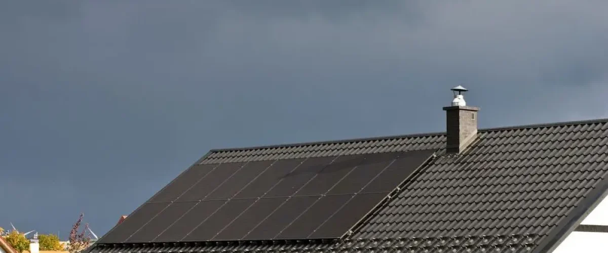 Modern,Black,Cell,Solar,Panels,On,The,Roof,Of,A